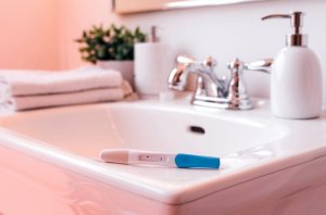 Opožděná menstruace, ale těhotenský test negativní: Co může být příčinou?